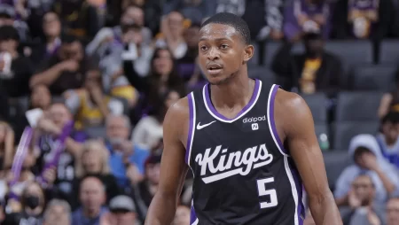 Kings, De'Aaron Fox-u ayaq biləyinin burkulması ilə qeyri-müəyyən müddətə buraxacağını elan edir